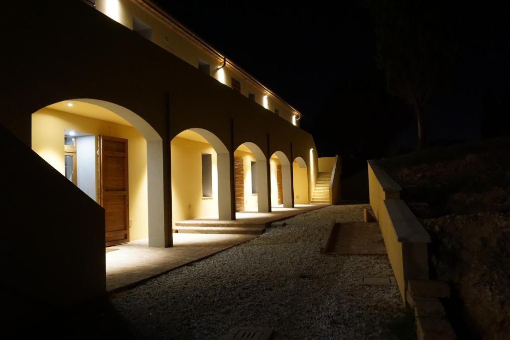 an empty alley at night with lights on at Agriturismo Cheloni in Guasticce