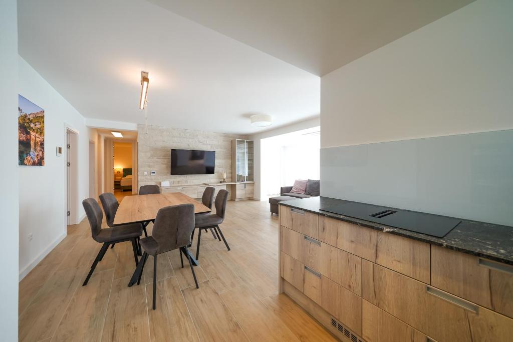 Televízia a/alebo spoločenská miestnosť v ubytovaní SunAdria Apartments