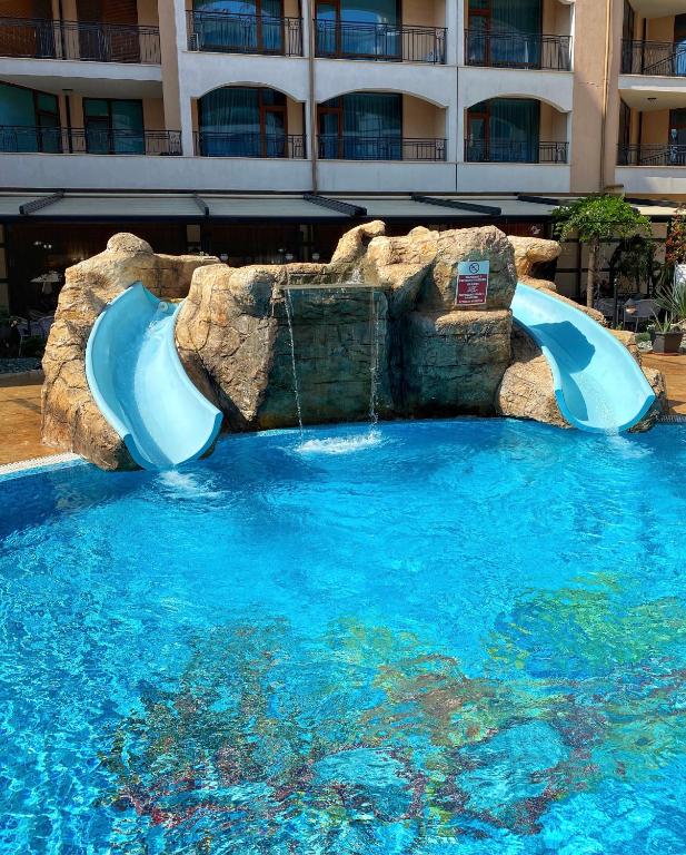 Bazén v ubytování Karolina Hotel nebo v jeho okolí