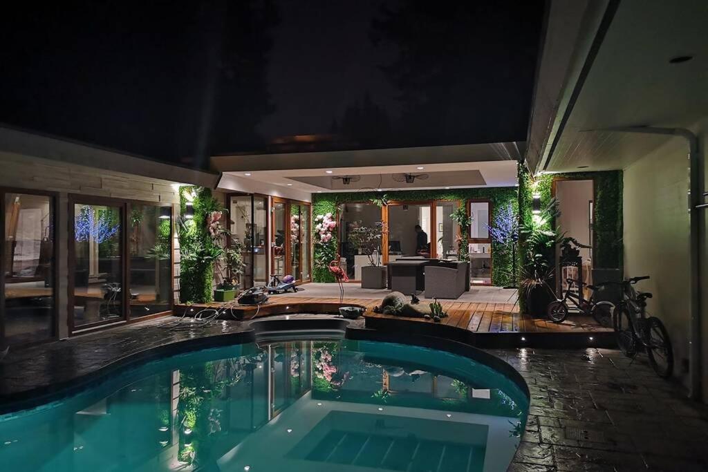 einen Pool in einem Haus mit einem Wohnzimmer in der Unterkunft Lux White Rock Pool House Beachfront Resort like in Surrey