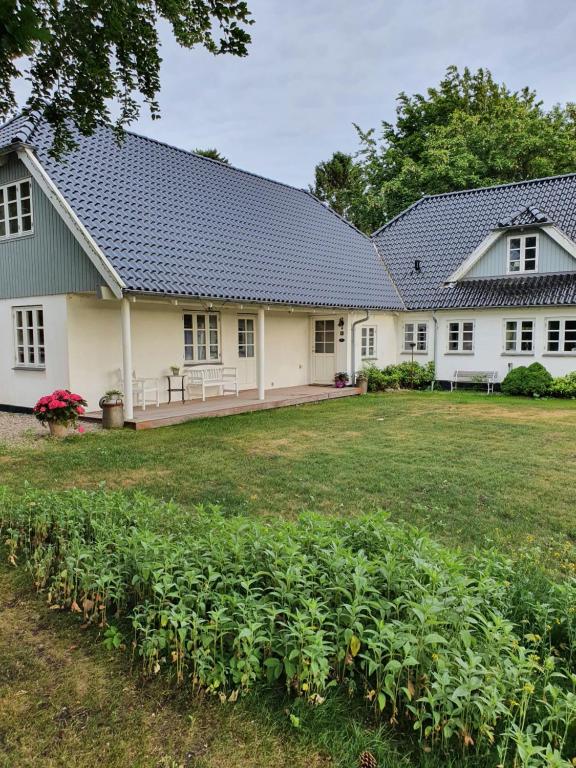 ein großes weißes Haus mit einem großen Hof in der Unterkunft Lillevang bed & breakfast in Sorø