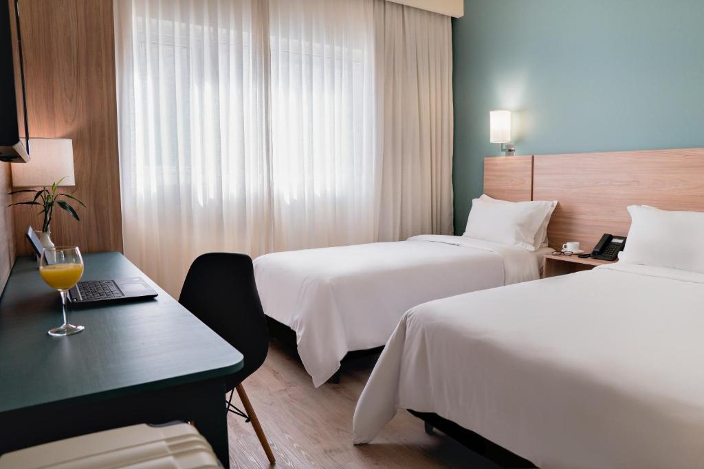 Cama ou camas em um quarto em Intercity Curitiba Batel