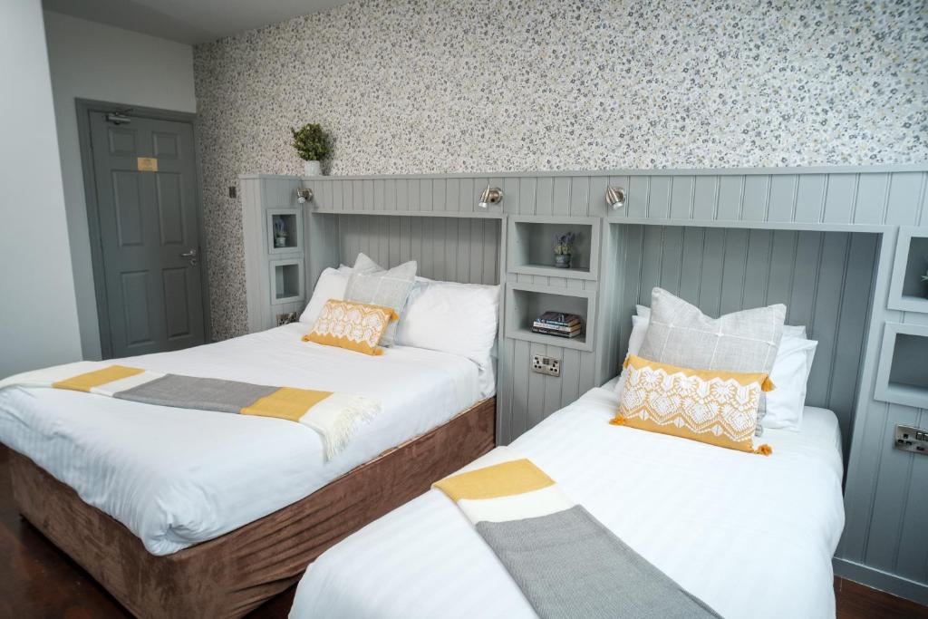 two beds sitting next to each other in a bedroom at The Lodge Doolin in Doolin