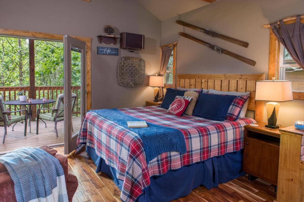 Postel nebo postele na pokoji v ubytování Eureka Sunset Cabins