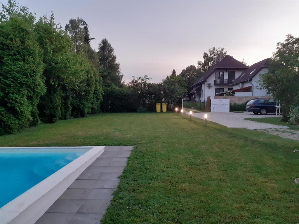 Bazén v ubytovaní Margaréta Apartman - Balatonlelle alebo v jeho blízkosti