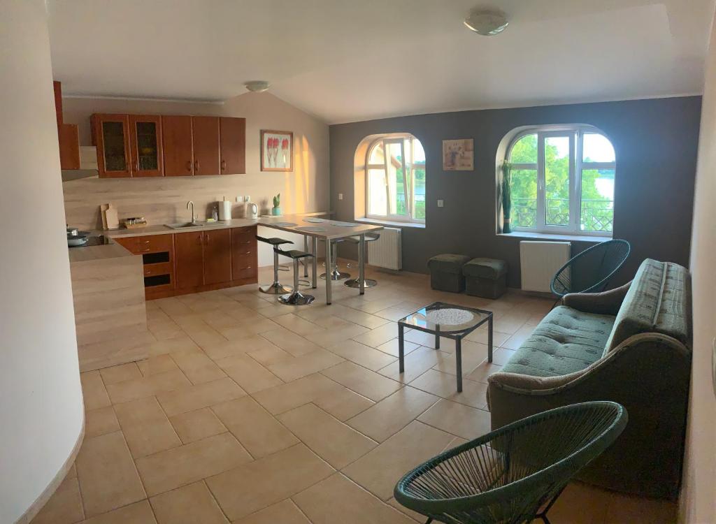 Kuchyňa alebo kuchynka v ubytovaní Apartamenty nad jeziorem
