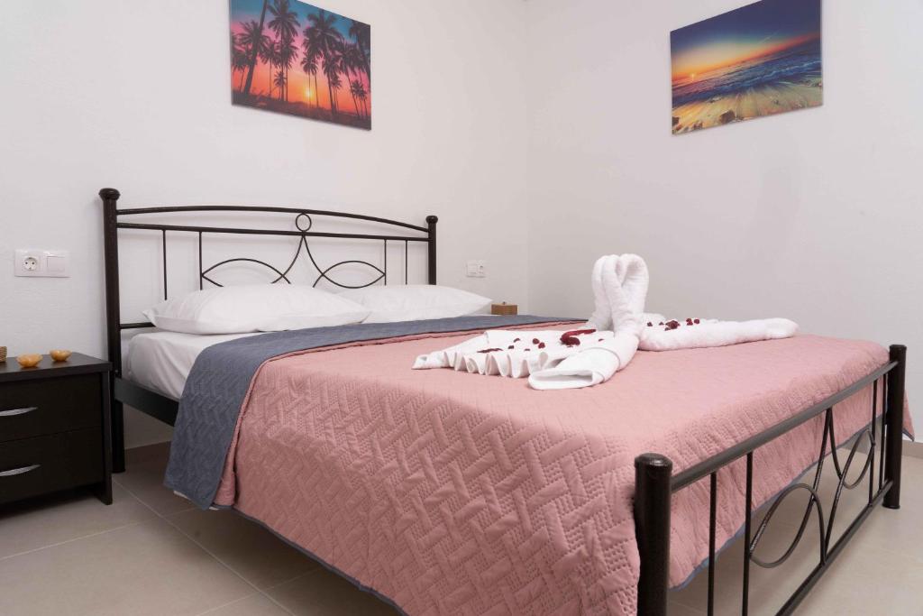 Haritos Holidays Home tesisinde bir odada yatak veya yataklar