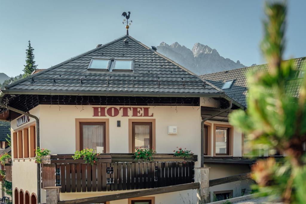 Nespecifikovaný výhled na hory nebo výhled na hory při pohledu z hotelu
