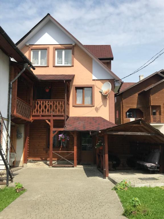 una casa con veranda e balcone di Karpatski spohady a Slavske