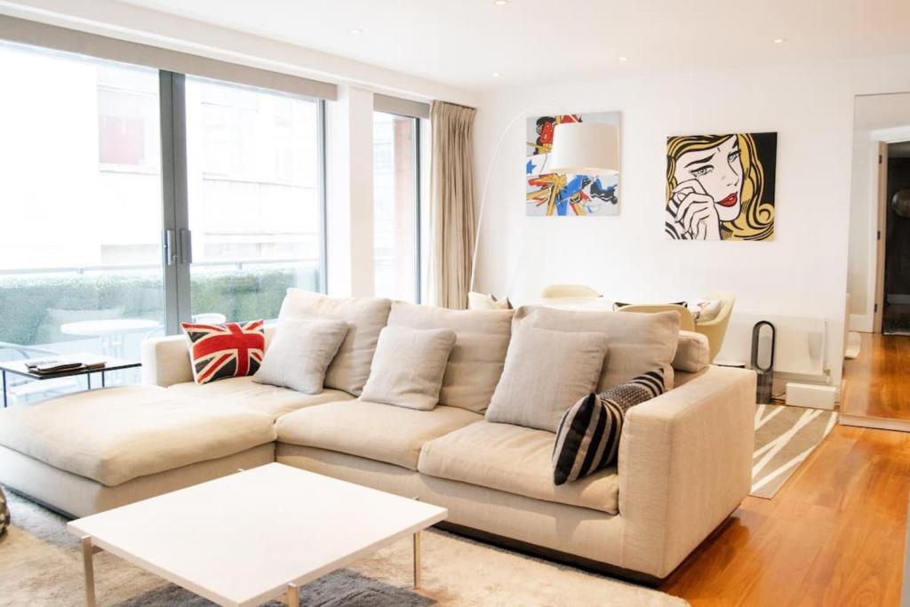 A seating area at Modern 2 Bedroom with balcony Near Oxford Street