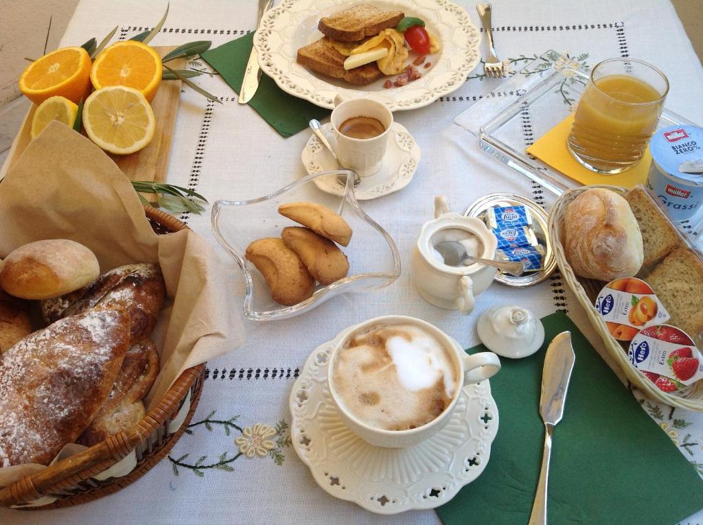 een tafel met borden eten en kopjes koffie bij Santa Caterina da Siena B&B in Catania