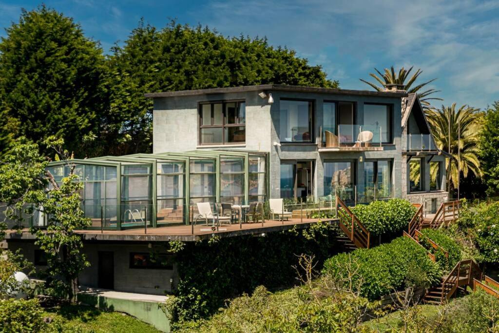 una imagen de una casa con cristal en Espectacular villa al borde del mar, en Liencres