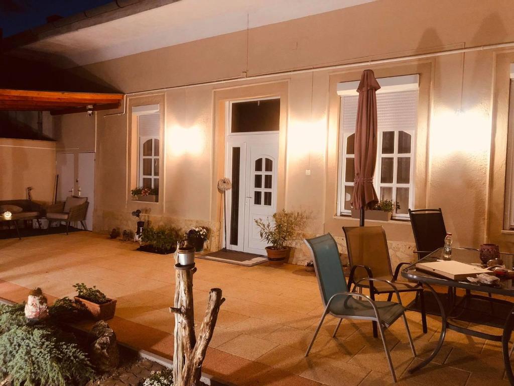 Posezení v ubytování Edina Apartman
