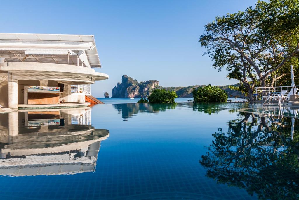 uma vista para um lago com uma casa na água em PP Charlie Beach Resort em Phi Phi Don