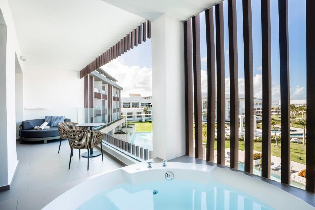 One Bedroom Suite Outdoor Jacuzzi #2
