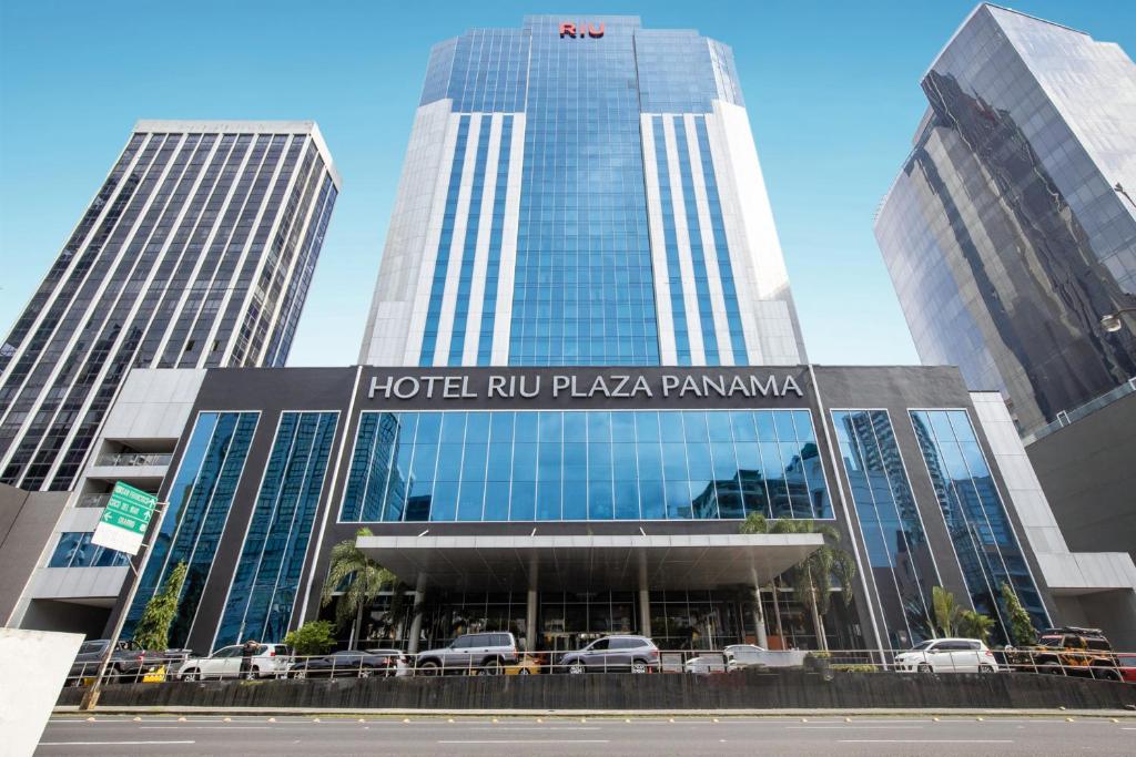 ein Hotel rupakka piyaasantma-Gebäude mit davor geparkt in der Unterkunft Riu Plaza Panamá in Panama-Stadt