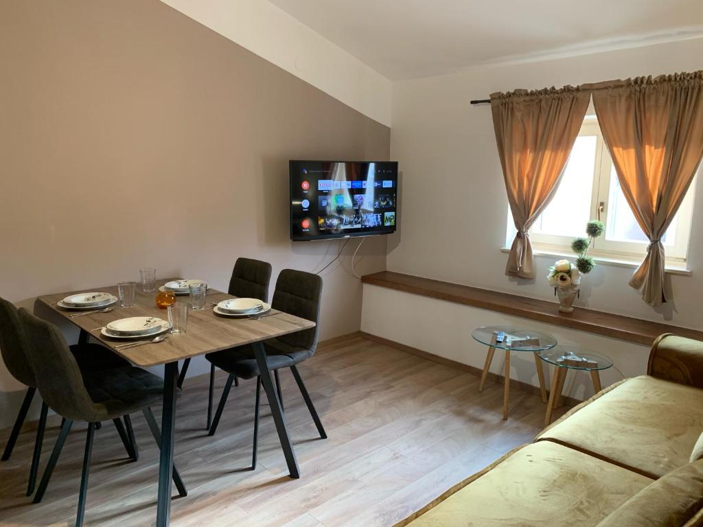 ein Wohnzimmer mit einem Tisch, Stühlen und einem Sofa in der Unterkunft Parentium town center in Poreč