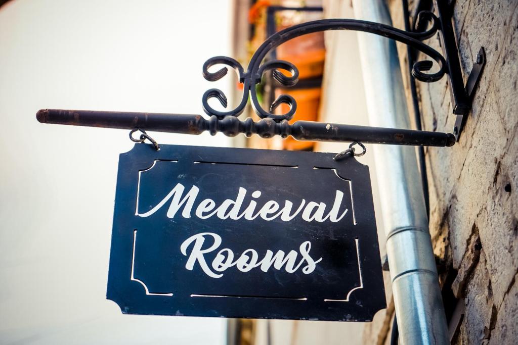 Medieval Rooms في غيروكاستر: لوحة على جانب مبنى يقرأ الغرف الطبية