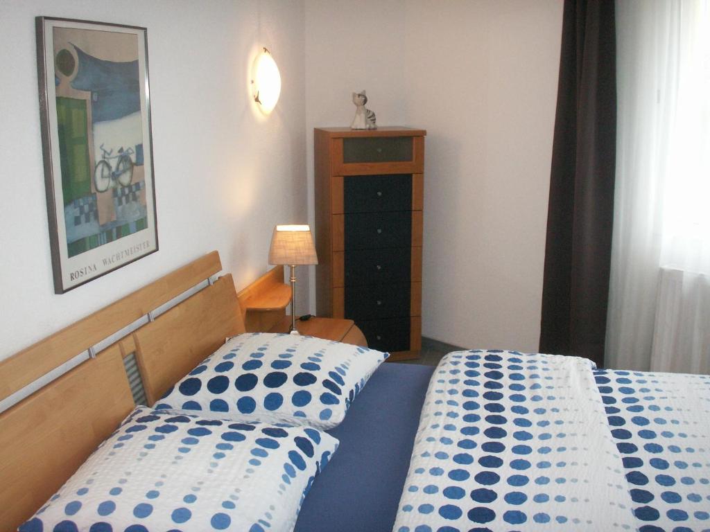 Una cama o camas en una habitación de Don Camillo Gästehaus
