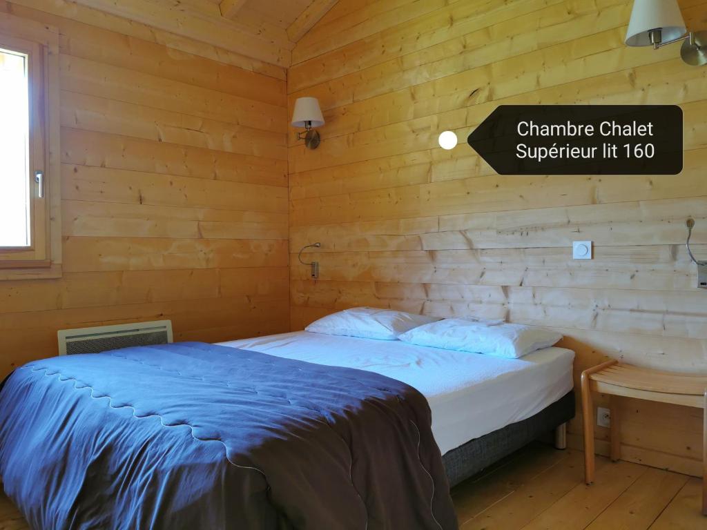 アノットにあるLe Pré Martin, Village de Chaletsのベッドルーム1室(ベッド1台付)が備わります。