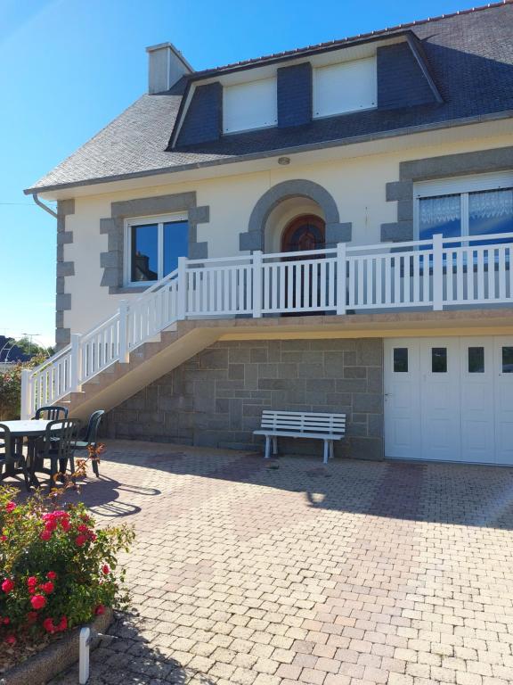 Photo de la galerie de l'établissement TY ANN maison avec jardin clos de mur, à proximité des commerces et à 3km des plages, à Penvénan