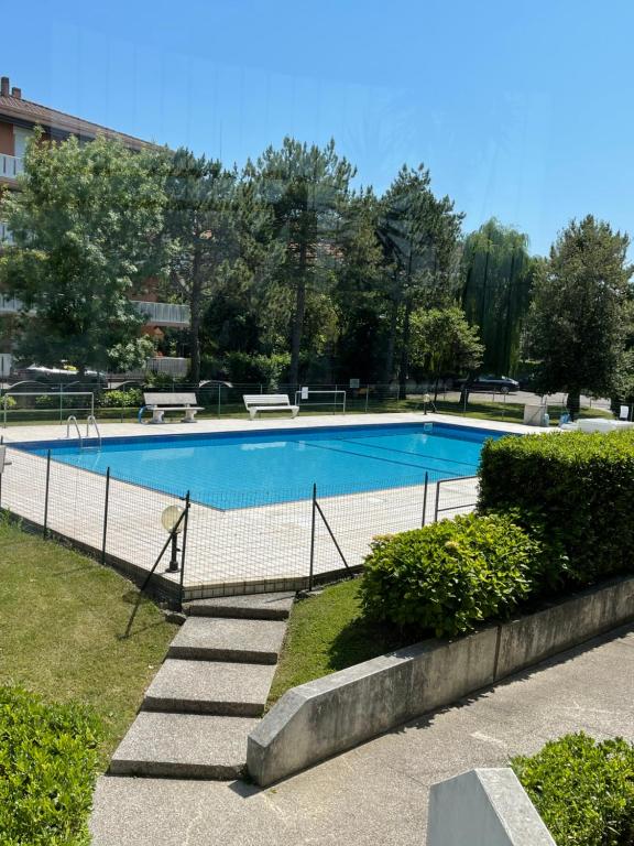 ein großes blaues Schwimmbecken in einem Park in der Unterkunft Esperia 1 Piscina e Parcheggio in Caorle