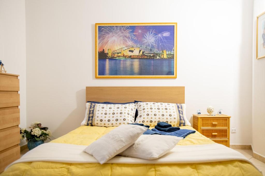 1 dormitorio con 1 cama con una pintura de fuegos artificiales en la pared en ANFOL, en Bari