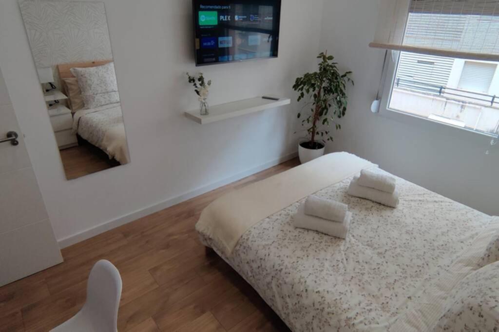 Un pat sau paturi într-o cameră la Xátiva Home, Loft Center