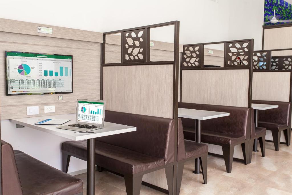 TV a/nebo společenská místnost v ubytování Eco Star Hotel