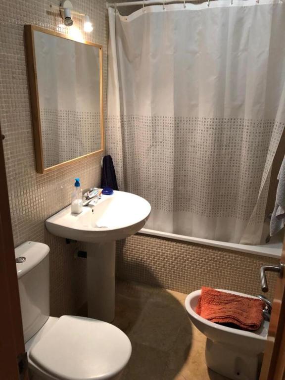 łazienka z umywalką, toaletą i prysznicem w obiekcie Apartamento en Conil cerca de Playa y Centro w mieście Conil de la Frontera