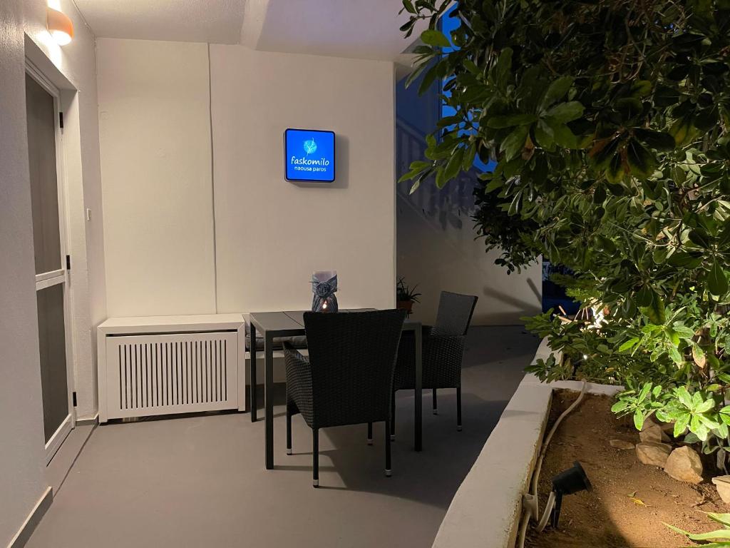 Uma televisão e/ou sistema de entretenimento em Faskomilo Naousa Paros