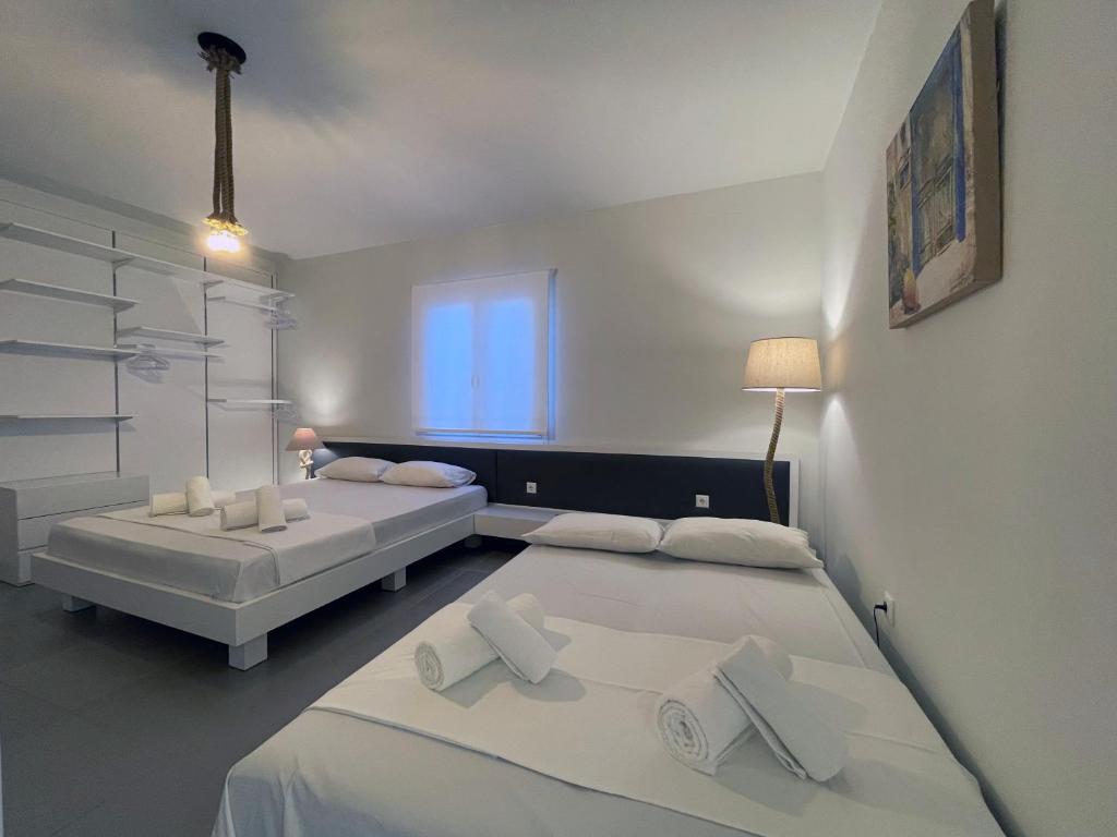 Uma cama ou camas num quarto em Faskomilo Naousa Paros