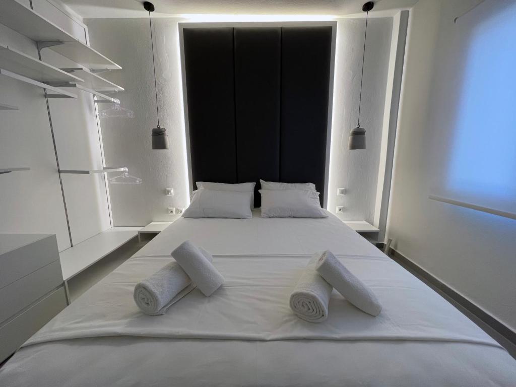 Uma cama ou camas num quarto em Faskomilo Naousa Paros