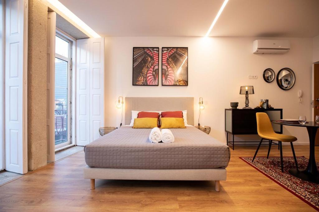 - une chambre avec un lit, une table et un bureau dans l'établissement Lemago Porto Apartments - Poveiros, à Porto