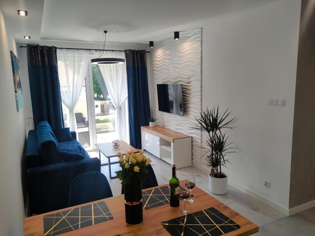 耶萊尼亞古拉的住宿－Haven Apart 2，客厅配有蓝色的沙发和桌子