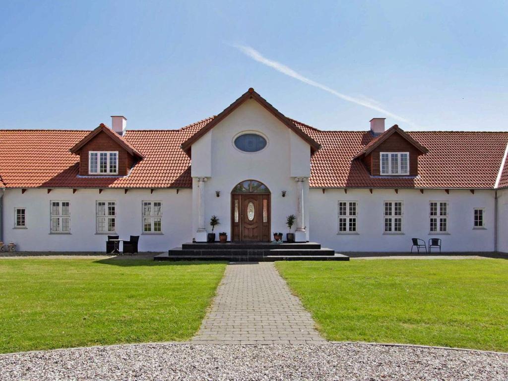 Holiday home Storvorde XVII في Storvorde: منزل أبيض كبير مع سقف بني