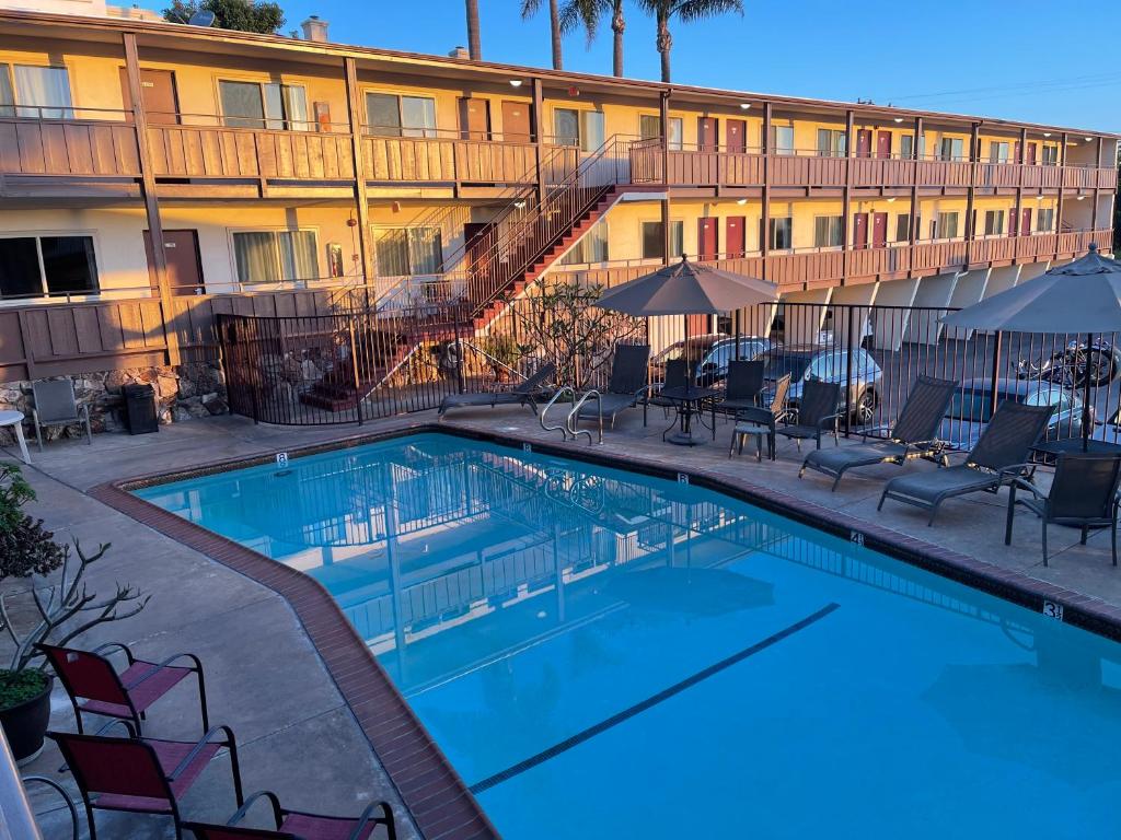 a swimming pool in front of a hotel at Seahorse Inn in Manhattan Beach