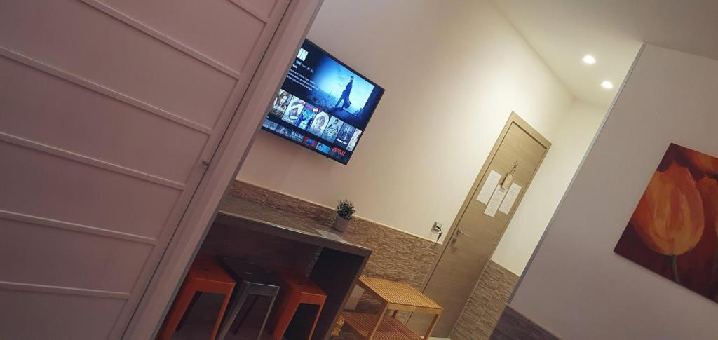 Telewizja i/lub zestaw kina domowego w obiekcie La Stella Di Napoli B&B