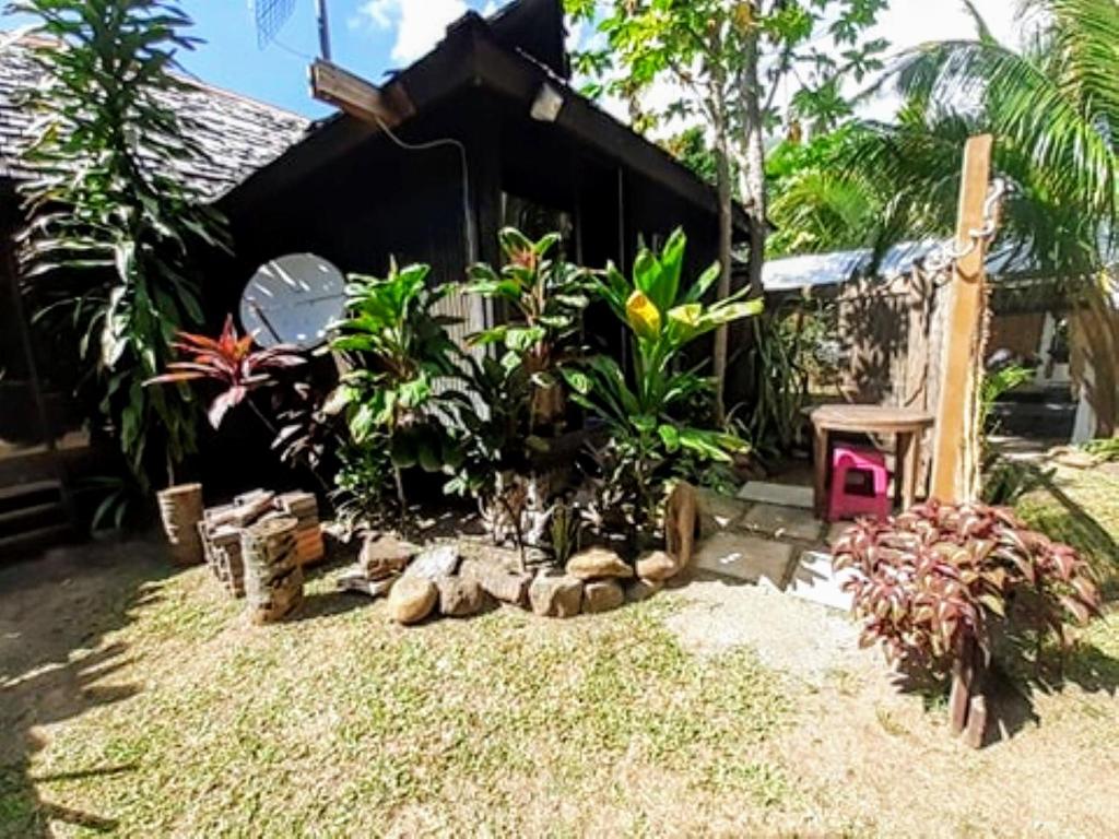 Ein Garten an der Unterkunft MOOREA - Local Spirit 6