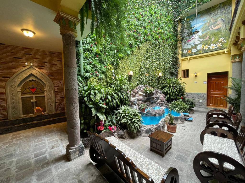 Bazén v ubytování Hotel La Basílica Quito nebo v jeho okolí