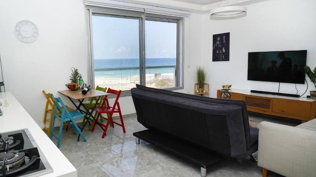 uma sala de estar com vista para a praia em Sea view apartment em Bat Yam