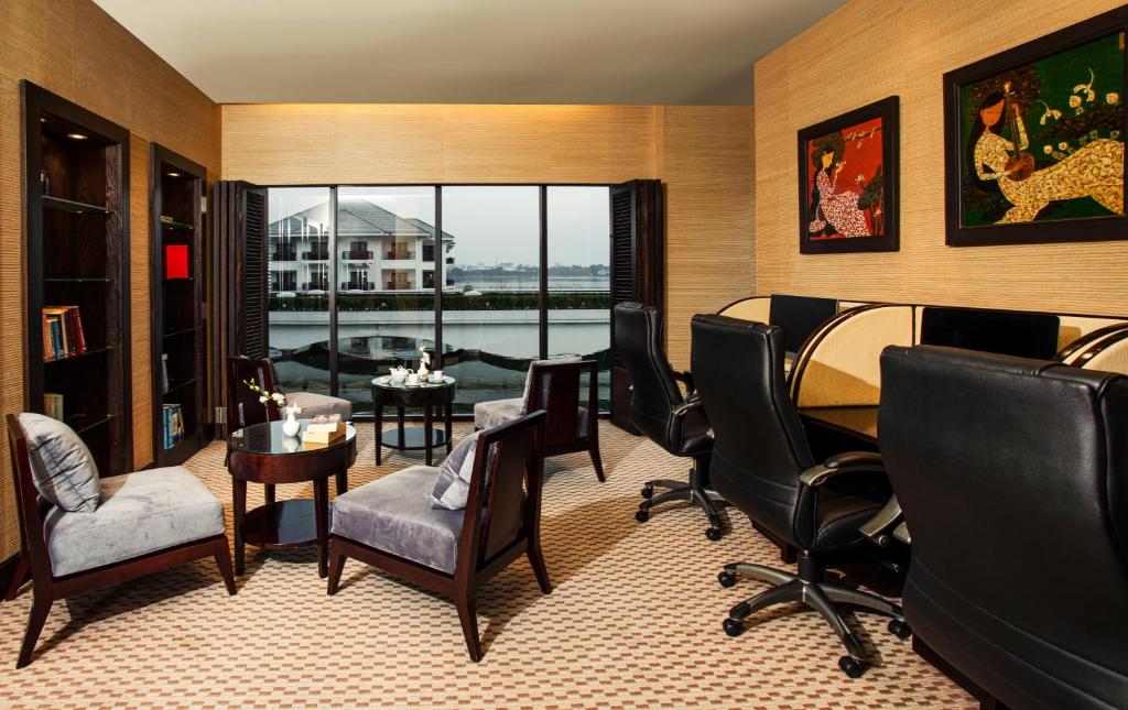Posezení v ubytování InterContinental Hanoi Westlake by IHG
