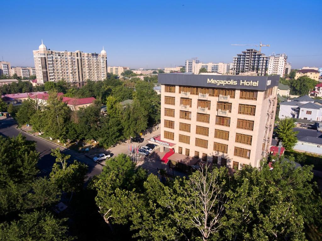 Megapolis Hotel Shymkent في شيمكنت: اطلالة جوية على فندق في مدينة