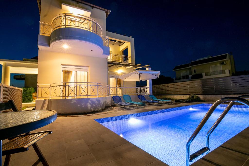 Basen w obiekcie Rose Garden House lub w pobliżu