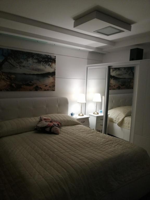 Łóżko lub łóżka w pokoju w obiekcie V&M Luxury Studio