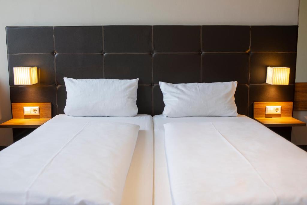 Postel nebo postele na pokoji v ubytování JOESEPP´S HOTEL am Schweizerberg
