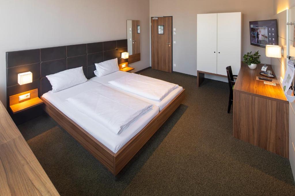 Postel nebo postele na pokoji v ubytování JOESEPP´S HOTEL am Schweizerberg