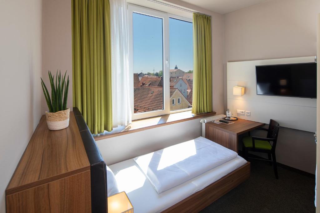 Un pat sau paturi într-o cameră la JOESEPP´S HOTEL am Schweizerberg
