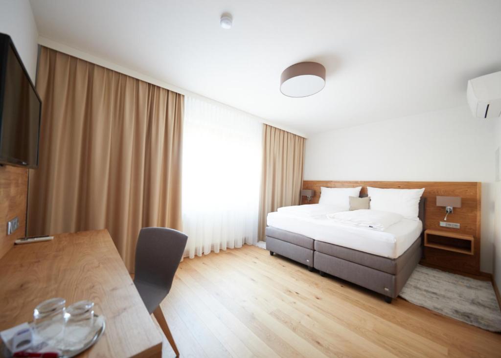 une chambre d'hôtel avec un lit et une table à manger dans l'établissement Gasthof zum Schilling, à Lackenbach