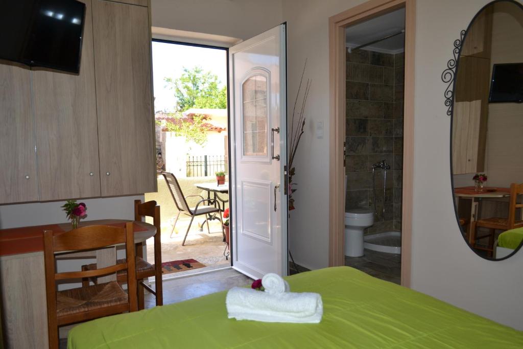 una camera da letto con porta che conduce a un patio di Kissamos Nice Apartment1 a Kíssamos